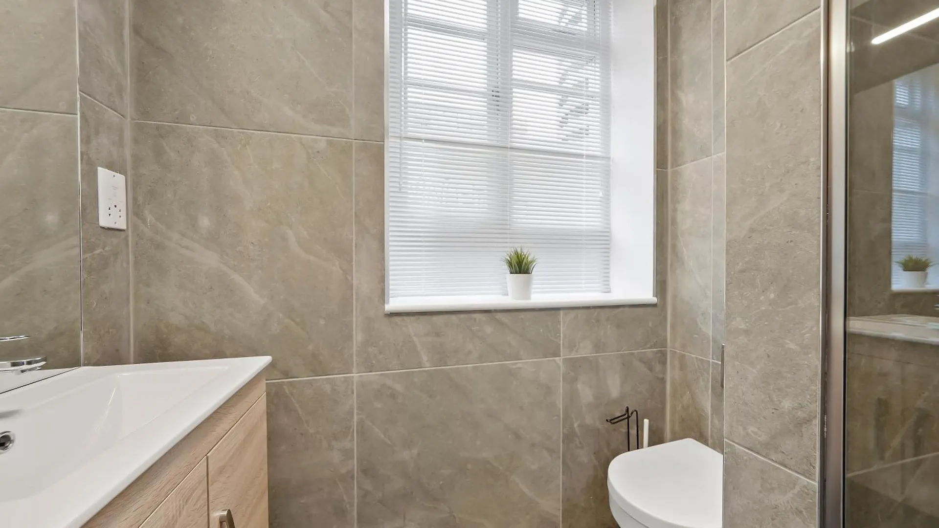 Stylish & Spacious Modern Apartments Near Dalston Kingsland Station Лондон