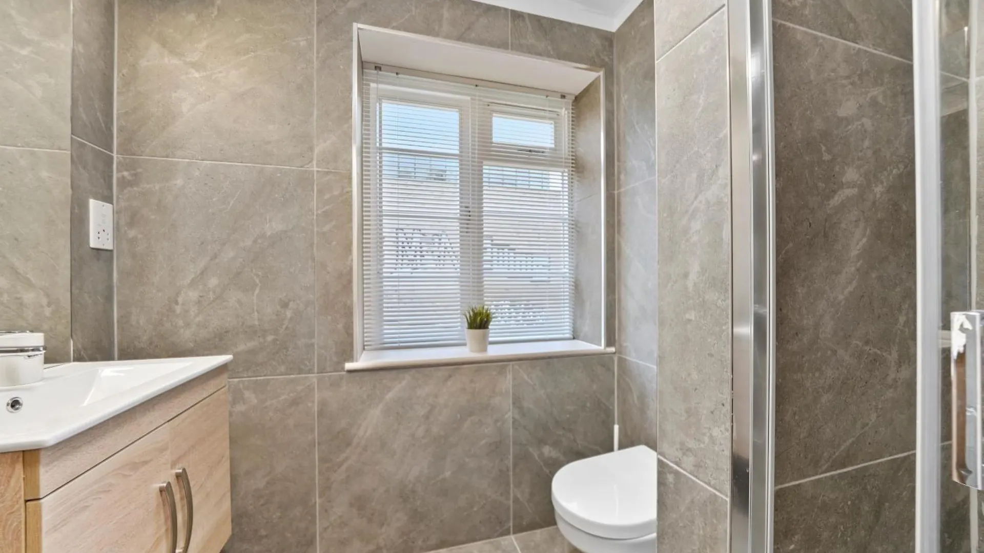 Stylish & Spacious Modern Apartments Near Dalston Kingsland Station London
