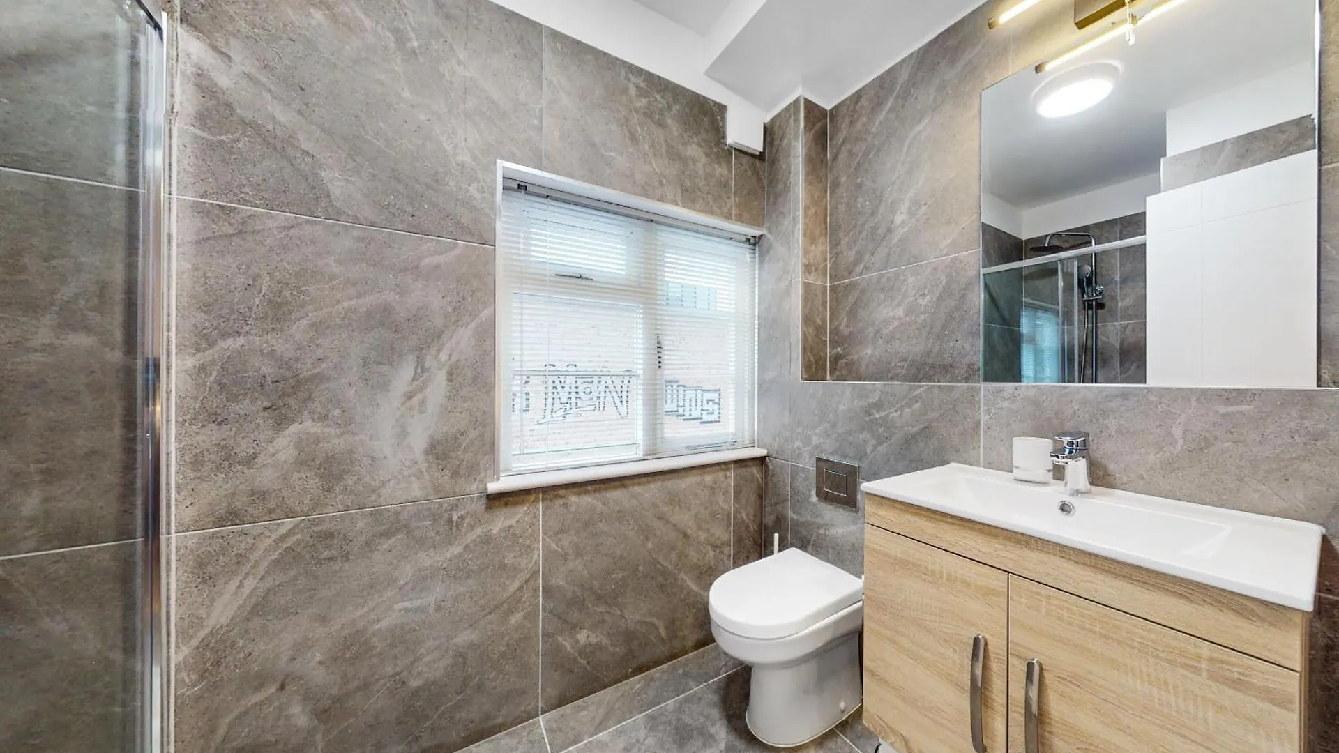 Stylish & Spacious Modern Apartments Near Dalston Kingsland Station Лондон