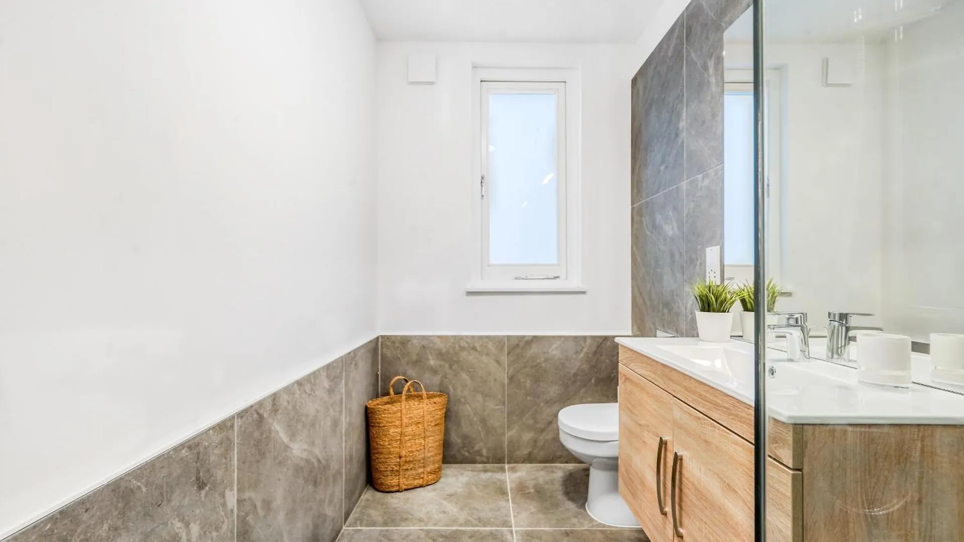 Stylish & Spacious Modern Apartments Near Dalston Kingsland Station London 0*,