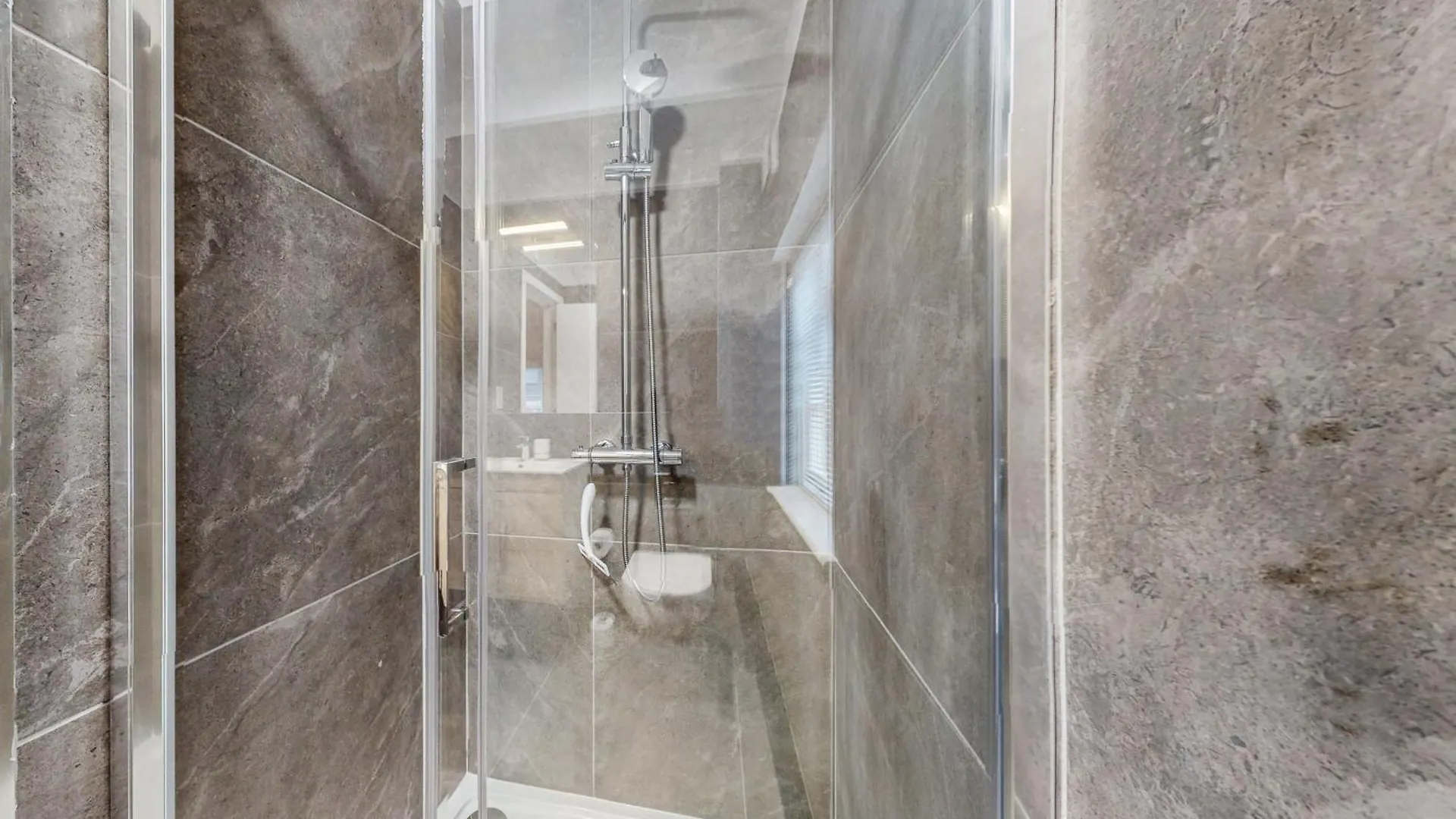 Stylish & Spacious Modern Apartments Near Dalston Kingsland Station Лондон