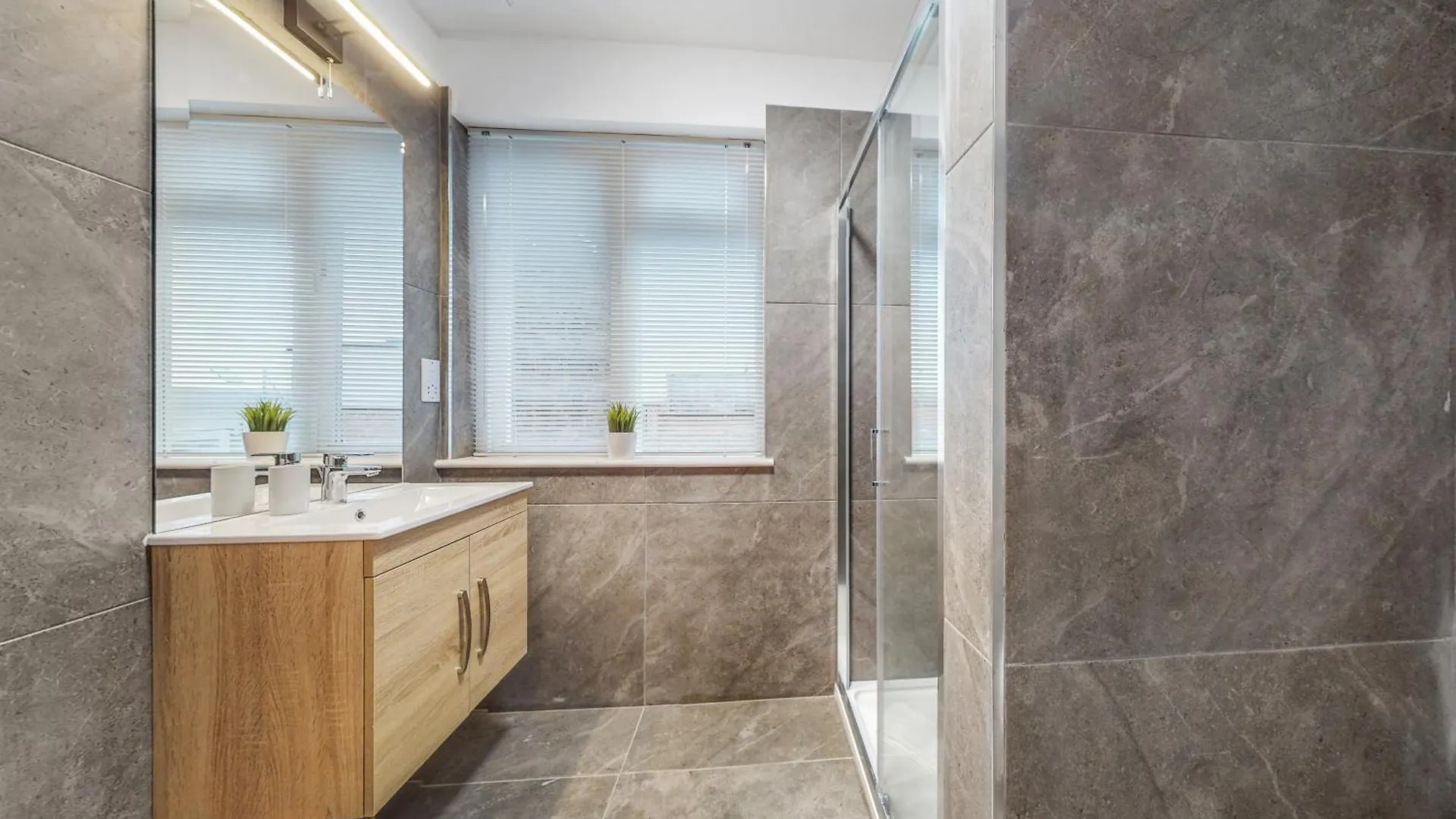 Stylish & Spacious Modern Apartments Near Dalston Kingsland Station London 0*,
